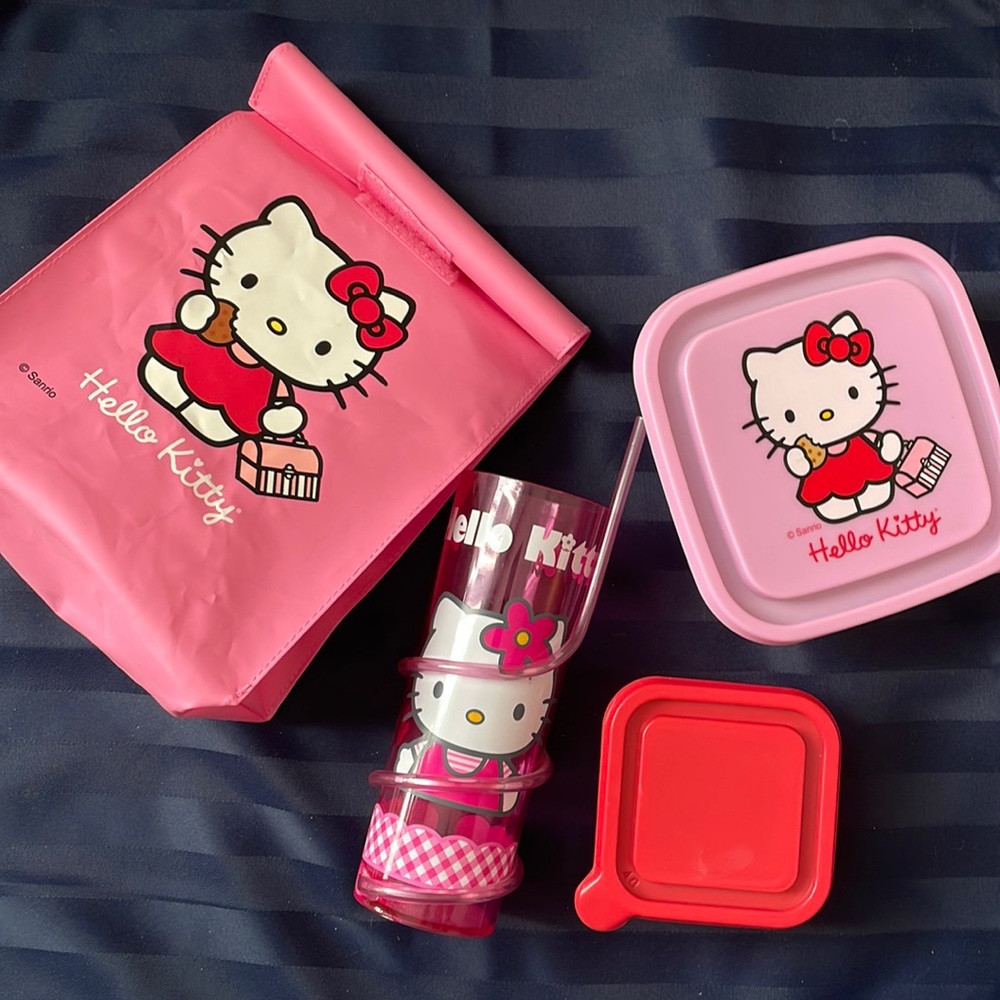 Sanrio Hello Kitty lunch bag and snack containers- includes cup with straw - Picture 1 of 5